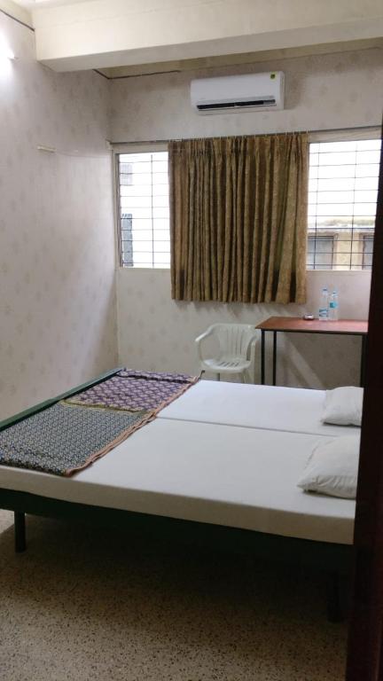 A bed or beds in a room at Solanki Guest House