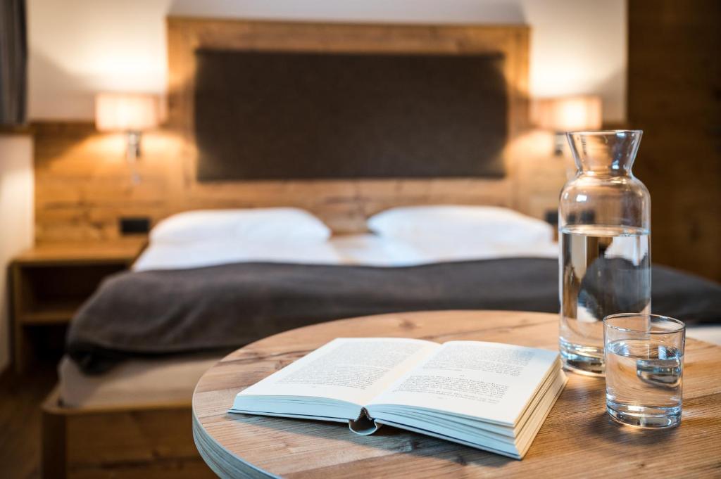 Postel nebo postele na pokoji v ubytování Charme Hotel Uridl