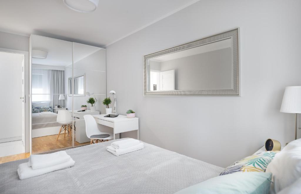 Postel nebo postele na pokoji v ubytování oompH Warsaw Downtown Apartments