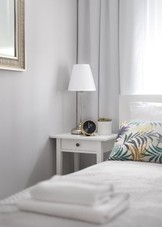 Postel nebo postele na pokoji v ubytování oompH Warsaw Downtown Apartments