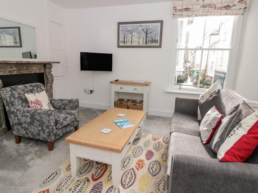 ダートマスにあるApartment 1 22 Foss Streetのソファとコーヒーテーブルのあるリビングルーム