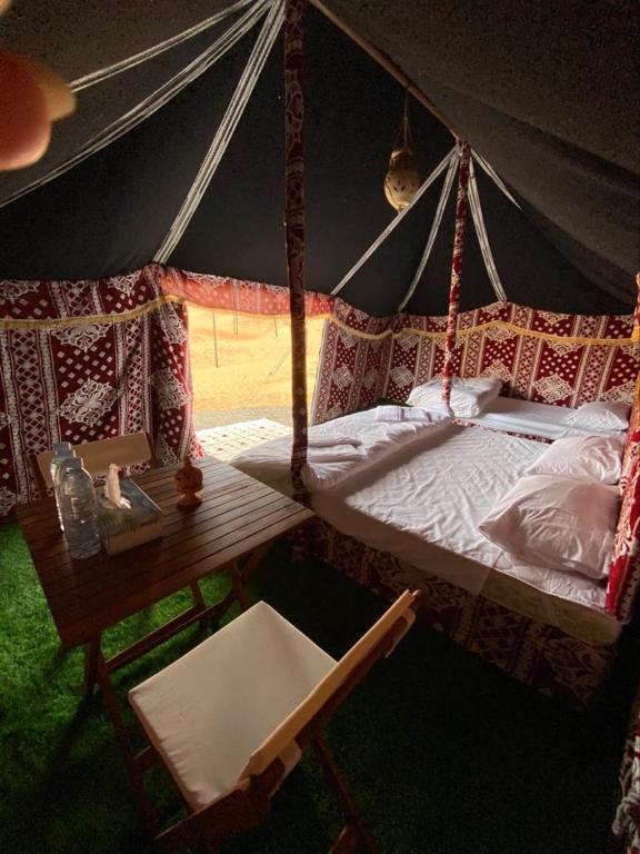 Postel nebo postele na pokoji v ubytování Crescent Desert Private Camp