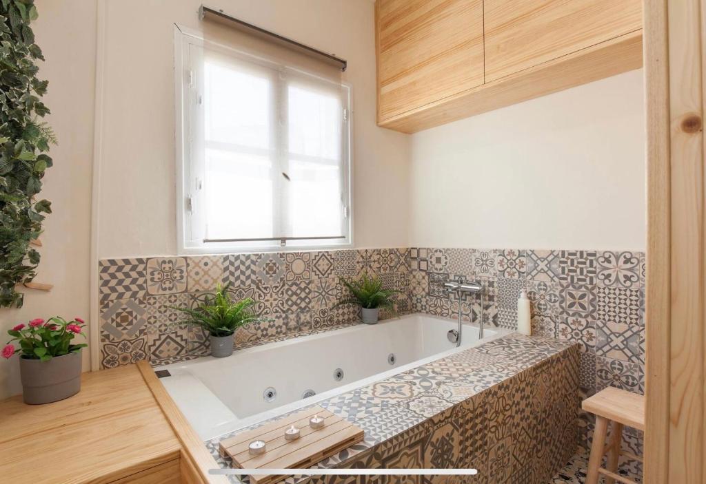 Boutike Wellness Centro Almería - Jacuzzi privado en la habitación en Almería