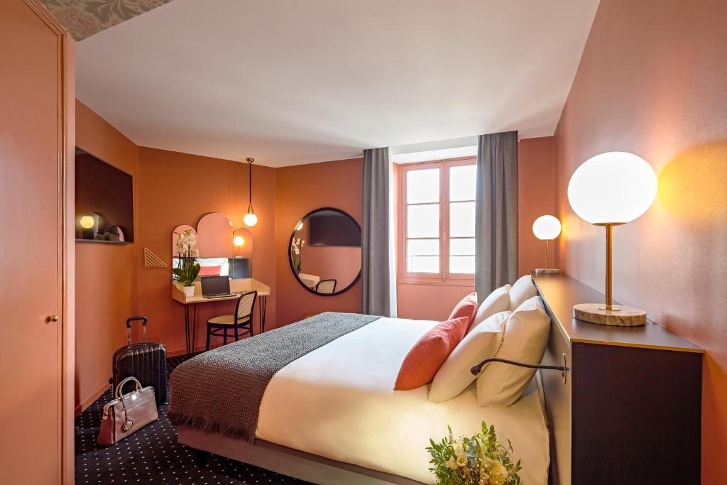 une chambre d'hôtel avec un lit et un bureau dans l'établissement Mercure Nantes Centre Passage Pommeraye, à Nantes