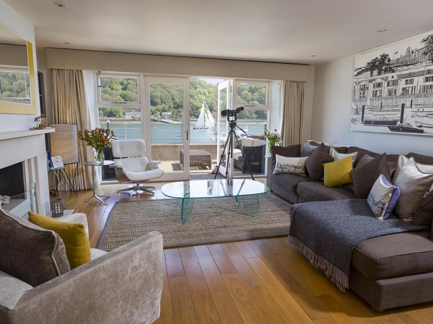 una sala de estar con un sofá y una mesa en 28 Dart Marina, en Dartmouth