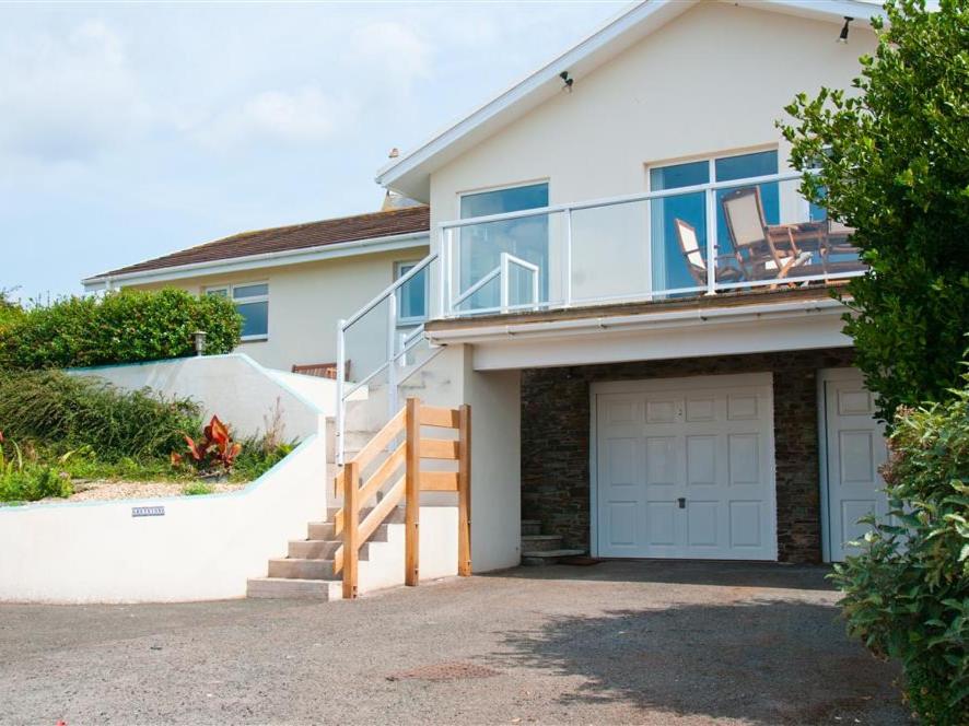 Casa con balcón con 2 sillas en Greystone, en Kingsbridge