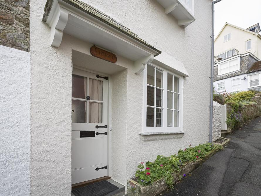 Casa blanca con puerta y ventana en 11 Robinsons Row, en Salcombe