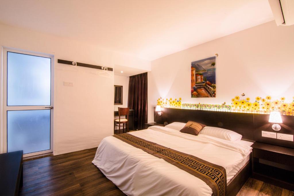 Postel nebo postele na pokoji v ubytování The Grace Hotel