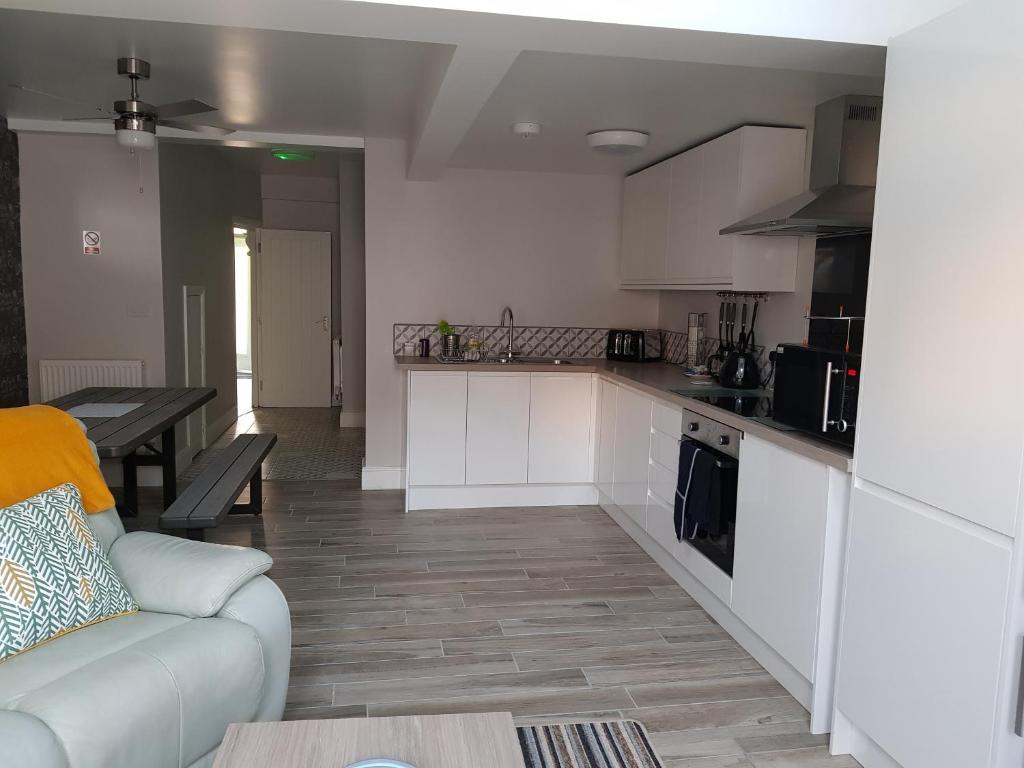 Η κουζίνα ή μικρή κουζίνα στο Swindon Theobald House - EnterCloud9SA