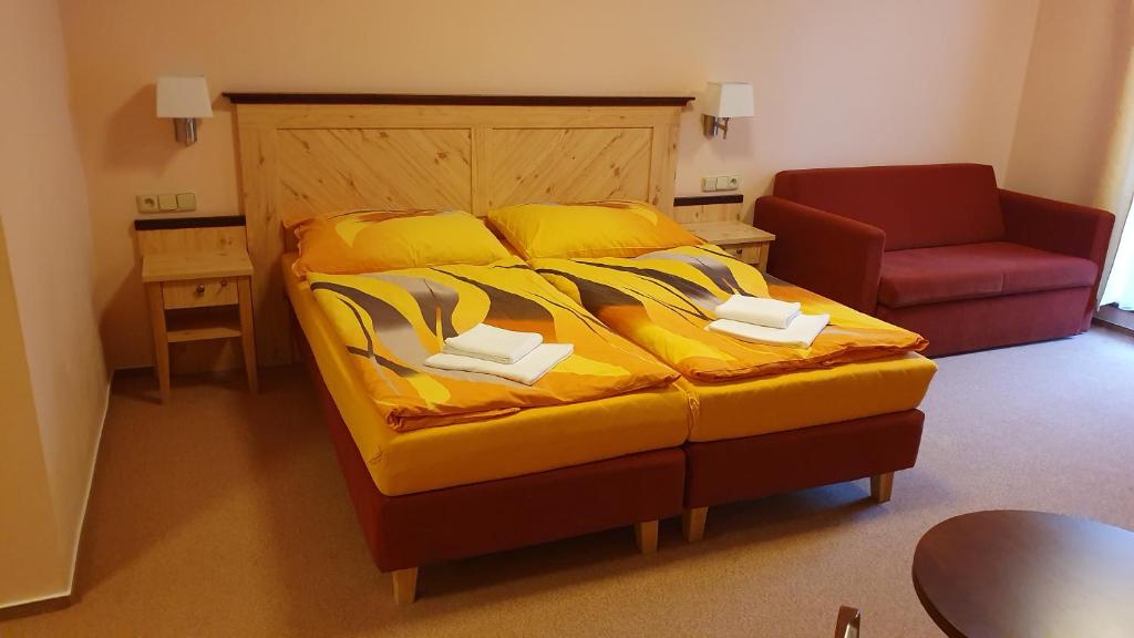 Łóżko lub łóżka w pokoju w obiekcie Hotel Obří Sud Javorník