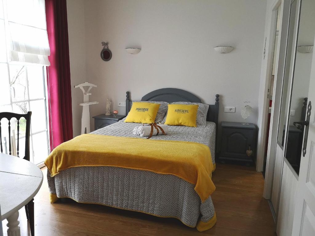 Un pat sau paturi într-o cameră la Chambres d'hôtes La Rose Des Sables