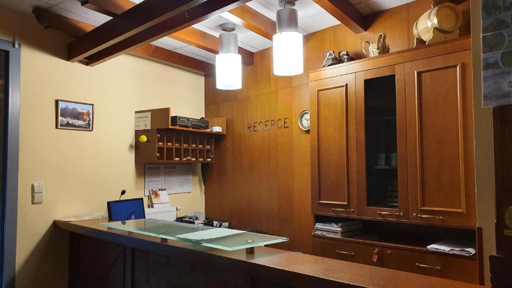 Kuchnia lub aneks kuchenny w obiekcie Hotel Obří Sud Javorník