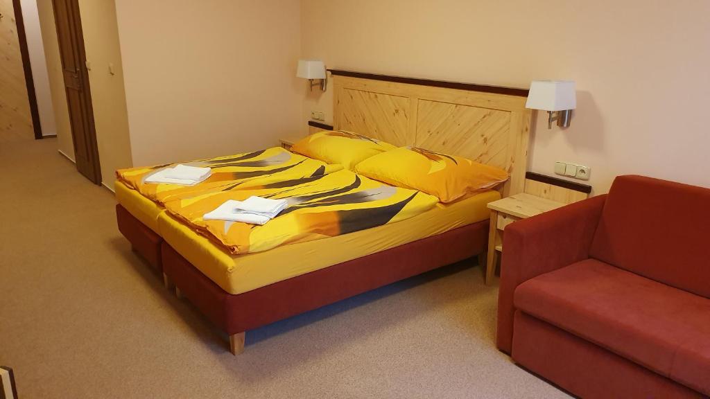 Łóżko lub łóżka w pokoju w obiekcie Hotel Obří Sud Javorník