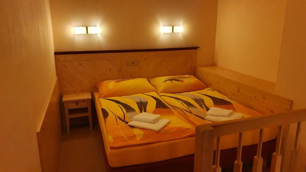 Łóżko lub łóżka w pokoju w obiekcie Hotel Obří Sud Javorník