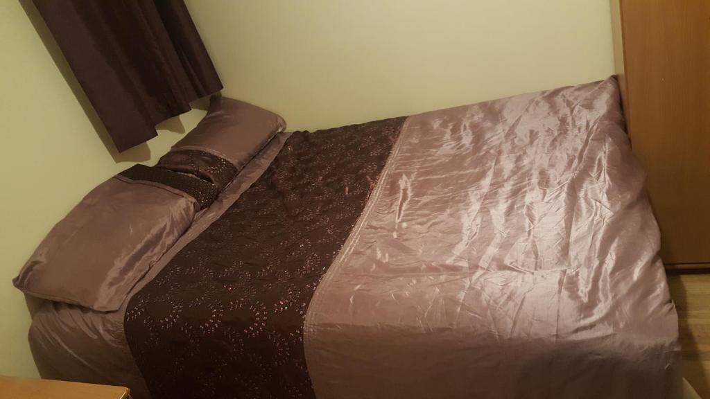 Säng eller sängar i ett rum på Splendid 4Bedrooms Shared Home