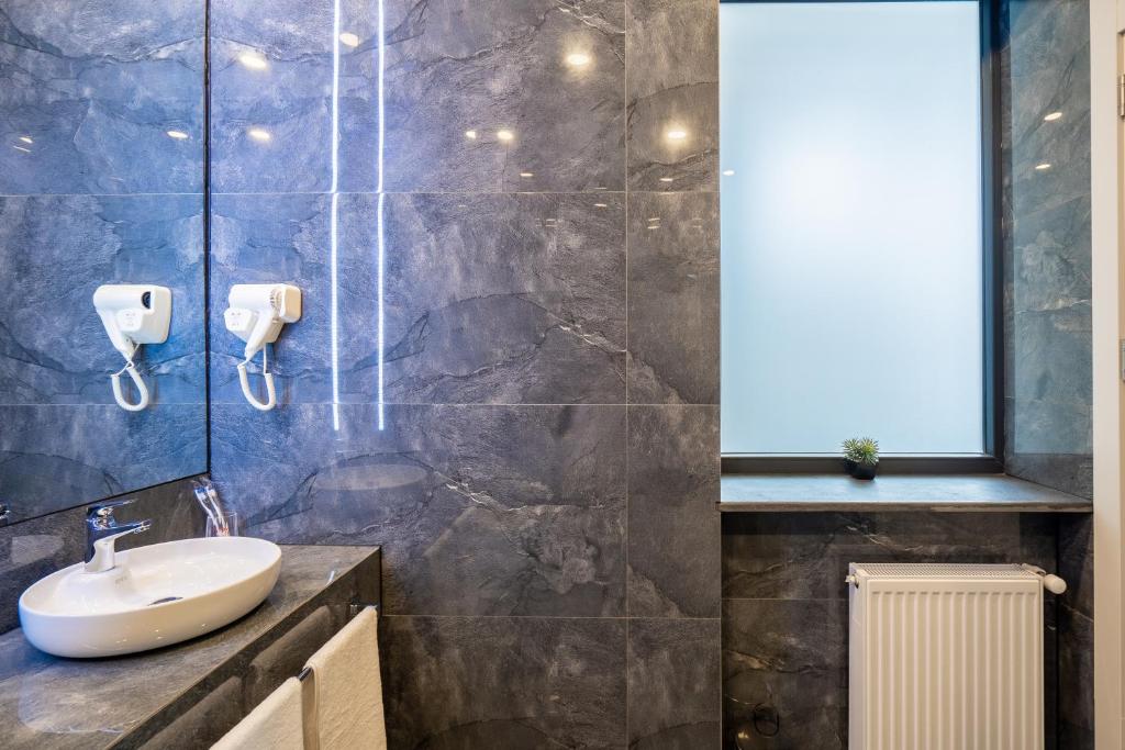 Koupelna v ubytování 5 STAR APART HOTEL