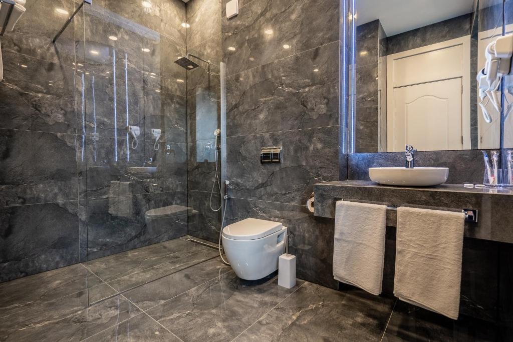 Koupelna v ubytování 5 STAR APART HOTEL
