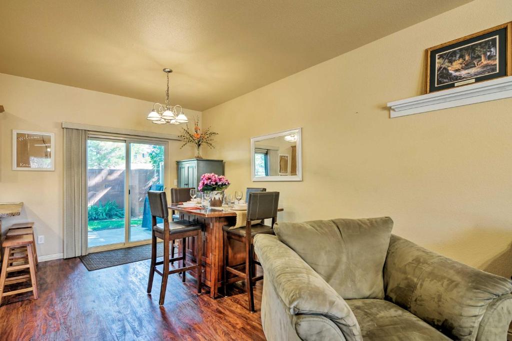 Posezení v ubytování Kanab Condo with Pool and AC Less Than 1 Mi to Attractions!