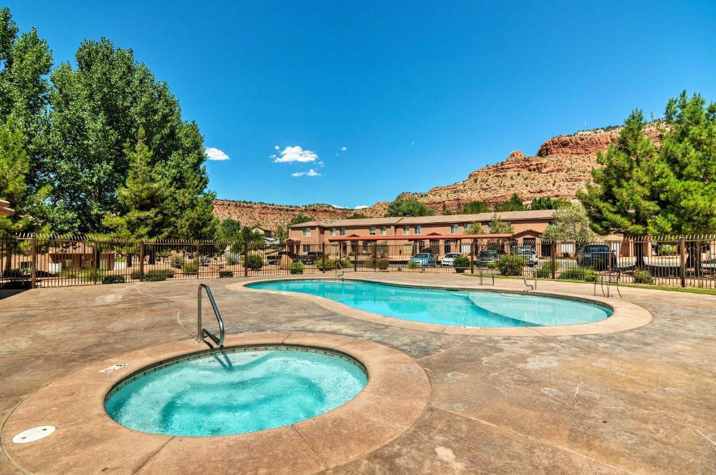 Bazén v ubytování Kanab Condo with Pool and AC Less Than 1 Mi to Attractions! nebo v jeho okolí