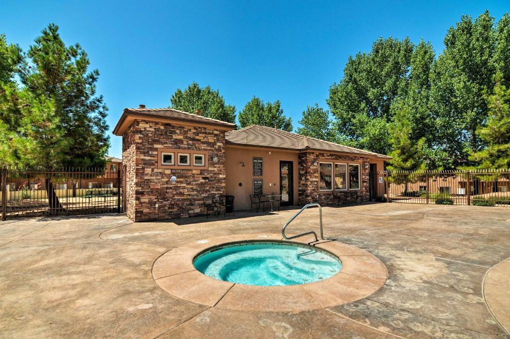 Bazén v ubytování Kanab Condo with Pool and AC Less Than 1 Mi to Attractions! nebo v jeho okolí