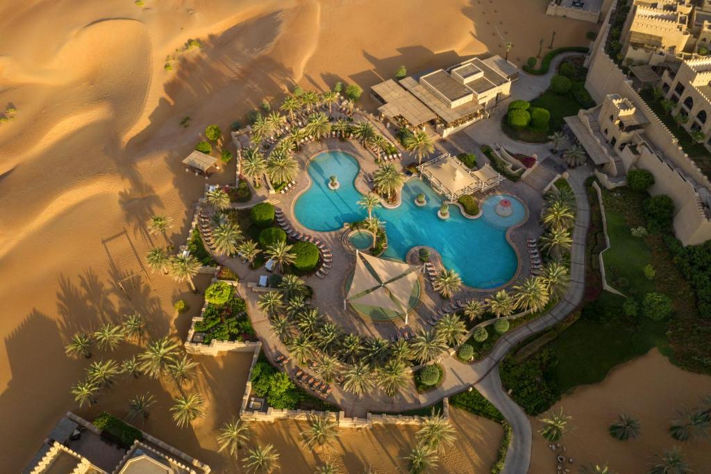 Bazén v ubytování Anantara Qasr al Sarab Desert Resort nebo v jeho okolí