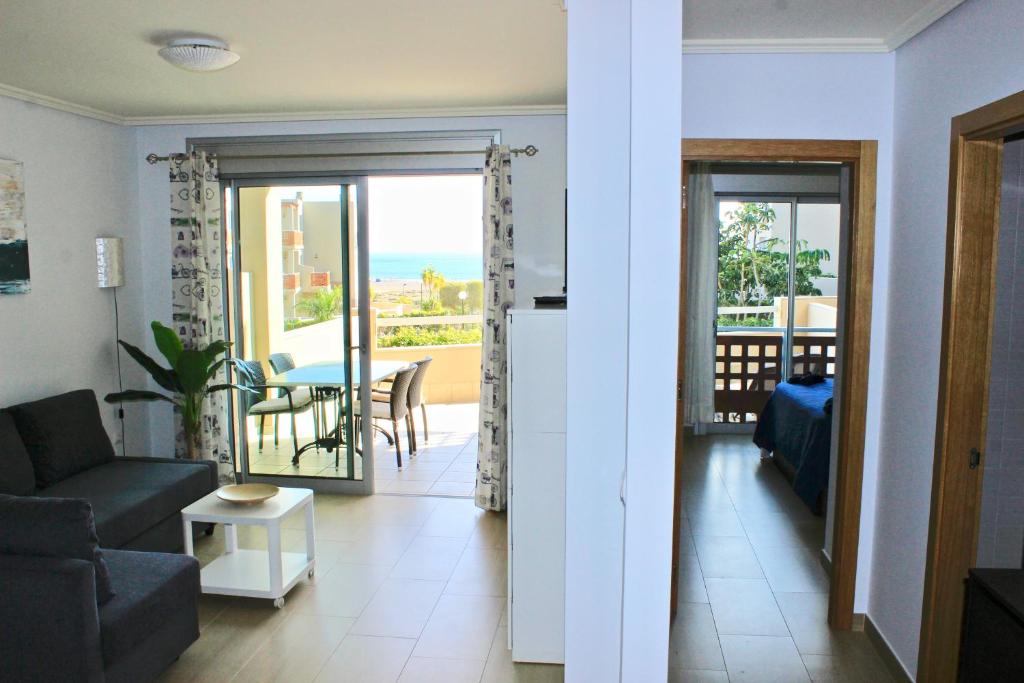 een woonkamer met een bank en een tafel bij Ocean View Apartment with Large Terrace in Granadilla de Abona
