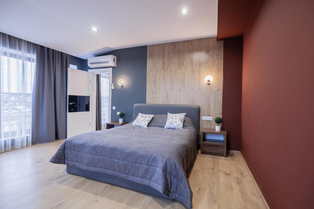 una camera con letto e parete rossa di Amsterdam Lviv Apartments a Lviv