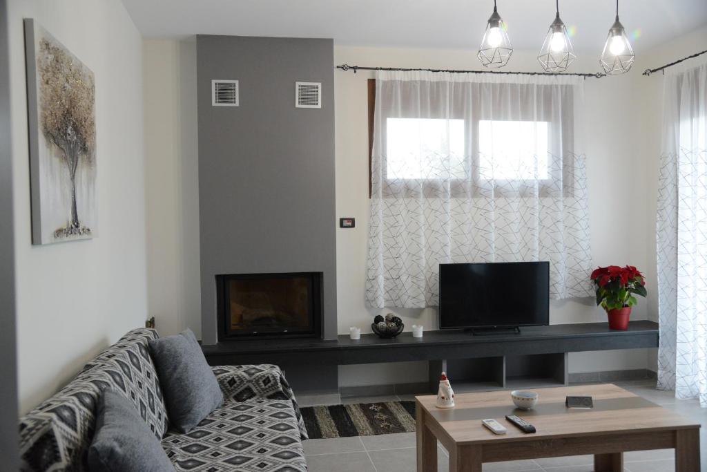 TV a/nebo společenská místnost v ubytování Katsaros - Elegant Home in Nafplio