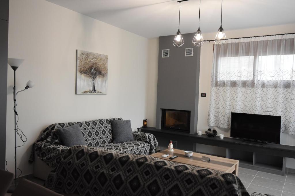TV a/nebo společenská místnost v ubytování Katsaros - Elegant Home in Nafplio