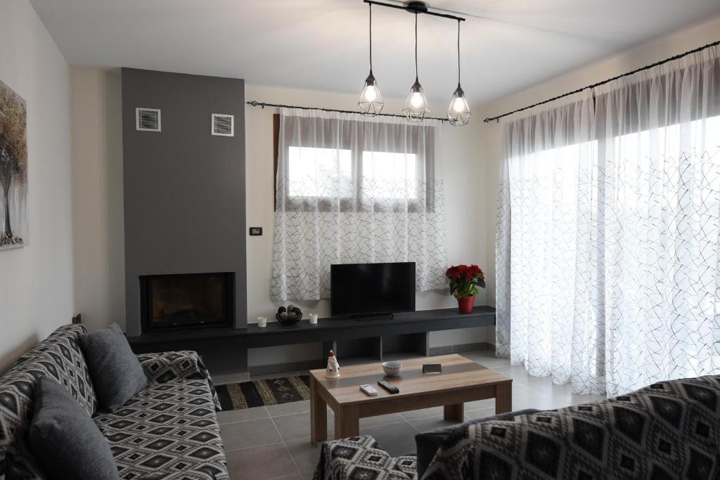 TV a/nebo společenská místnost v ubytování Katsaros - Elegant Home in Nafplio