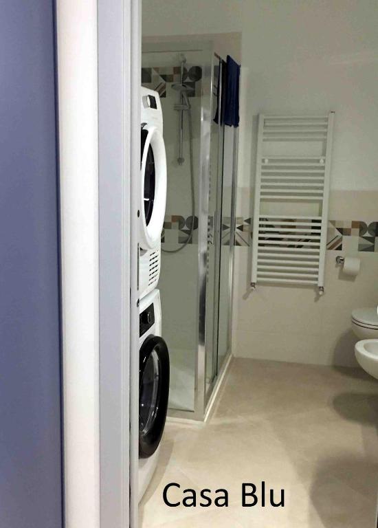 łazienka z pralką i pralką w obiekcie Case Rossa e Blu w mieście Villanova dʼAlbenga