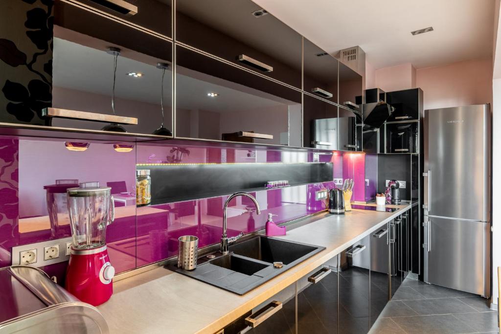 een paarse keuken met een spoelbak en een aanrecht bij BGApartments - Chataldzha in Varna