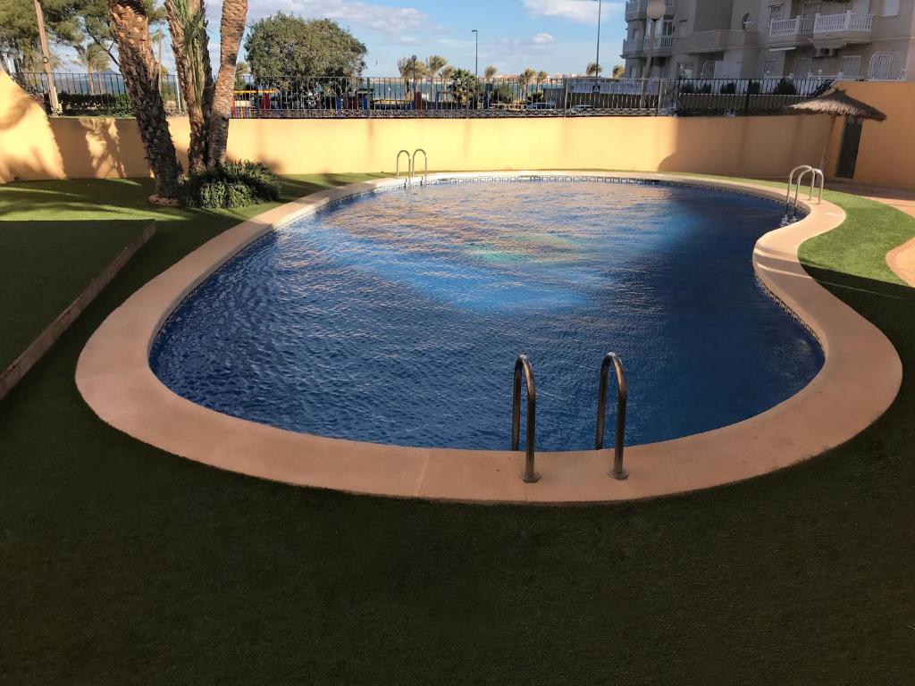 Bazén v ubytování ÁTICO - Playa Paraíso - Cabo de Palos - La Manga - Vivienda Vacacional MU3896 nebo v jeho okolí