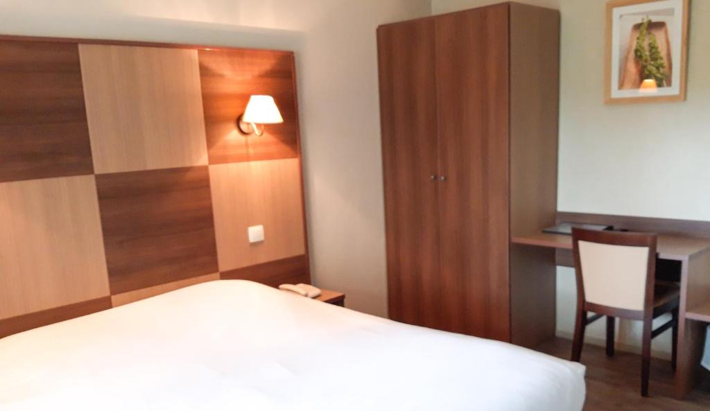 Postel nebo postele na pokoji v ubytování Hotel Alicia Auray Le Bono