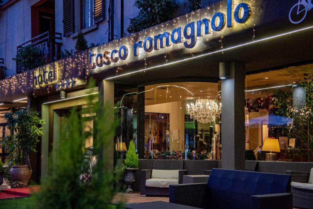 un frente de tienda con una señal que lee laoco fumeria en Hotel Tosco Romagnolo, en Bagno di Romagna