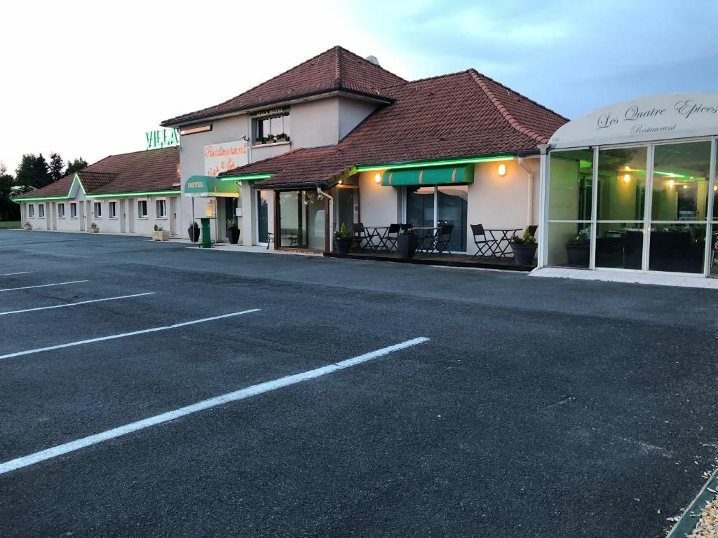 un parking vide devant un bâtiment dans l'établissement Villa Motel, à Stenay