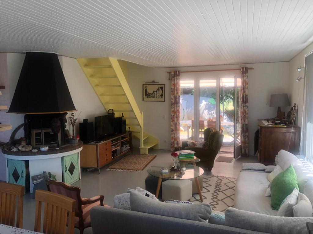 ein Wohnzimmer mit einem Sofa und einem Tisch in der Unterkunft Séjour -Chambre d'hôte in Saint-Ours