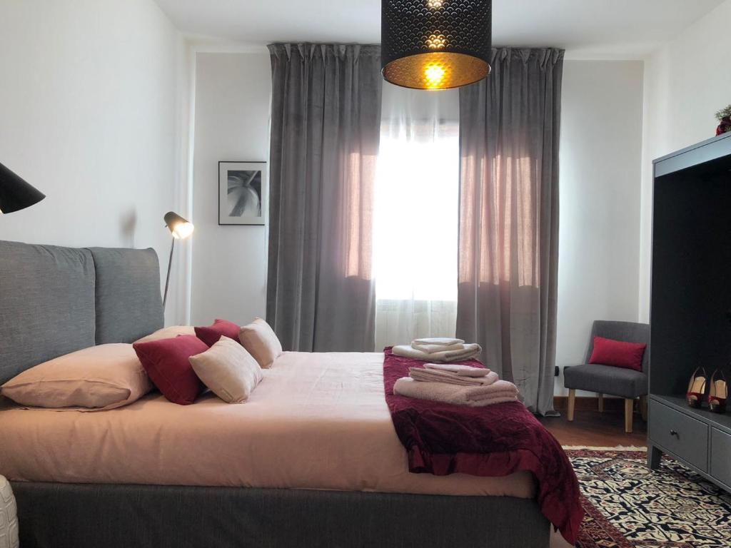 a bedroom with a large bed and a window at Nativo Suite Da Vinci 25 in Fiumicino