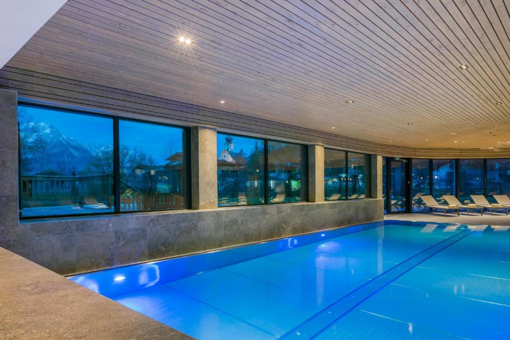 Bazén v ubytovaní Ferienhotel Tyrol Söll am Wilden Kaiser alebo v jeho blízkosti