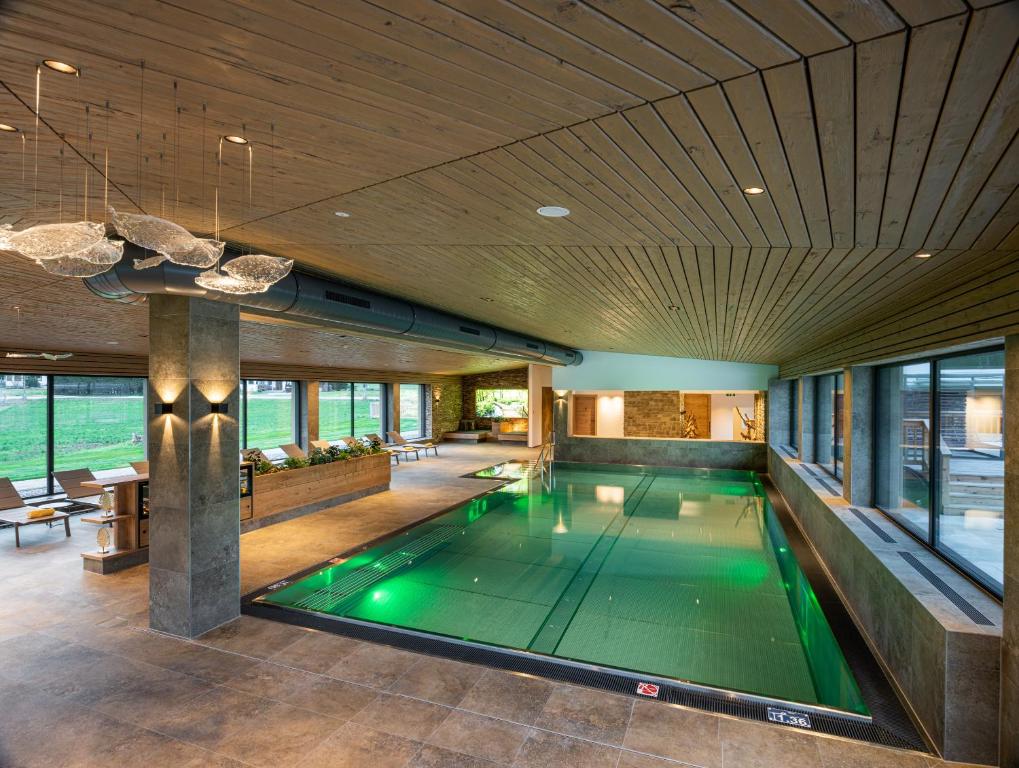 Bazén v ubytovaní Ferienhotel Tyrol Söll am Wilden Kaiser alebo v jeho blízkosti