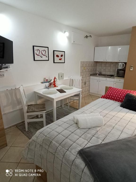 Postel nebo postele na pokoji v ubytování Apartments Vrime
