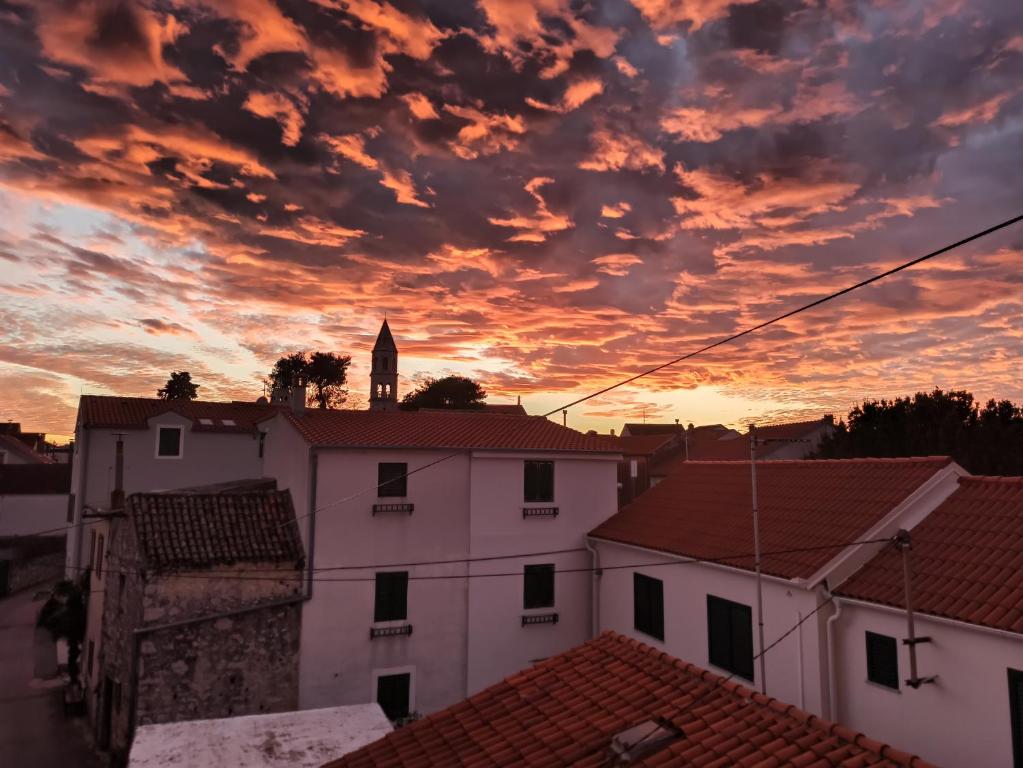 Východ nebo západ slunce při pohledu z apartmánu nebo okolí