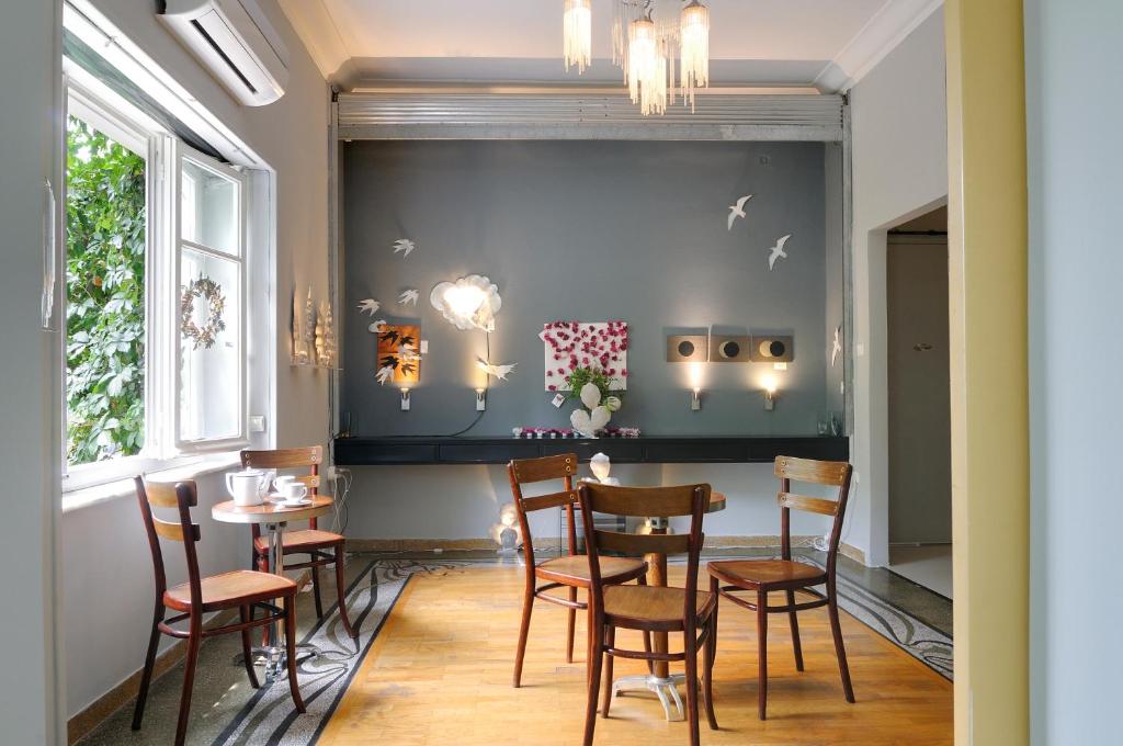 アテネにあるAthens Green Apartmentsのテーブルと椅子のあるダイニングルーム
