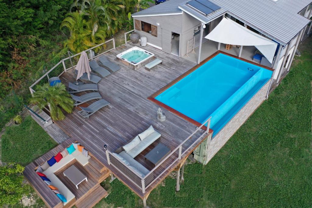 Výhled na bazén z ubytování VILLA ZENITUDE DES SALINES nebo okolí