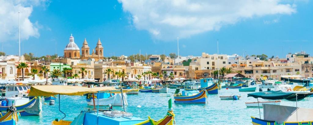 Nespecifikovaný výhled na destinaci Marsaxlokk nebo výhled na město při pohledu z apartmánu