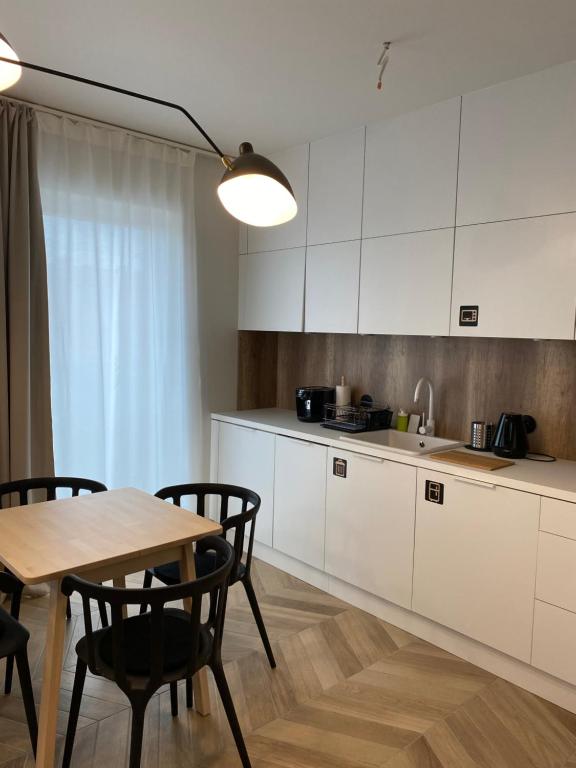 Kuchyňa alebo kuchynka v ubytovaní ONE Apartamenty Gąsiorowskich 4