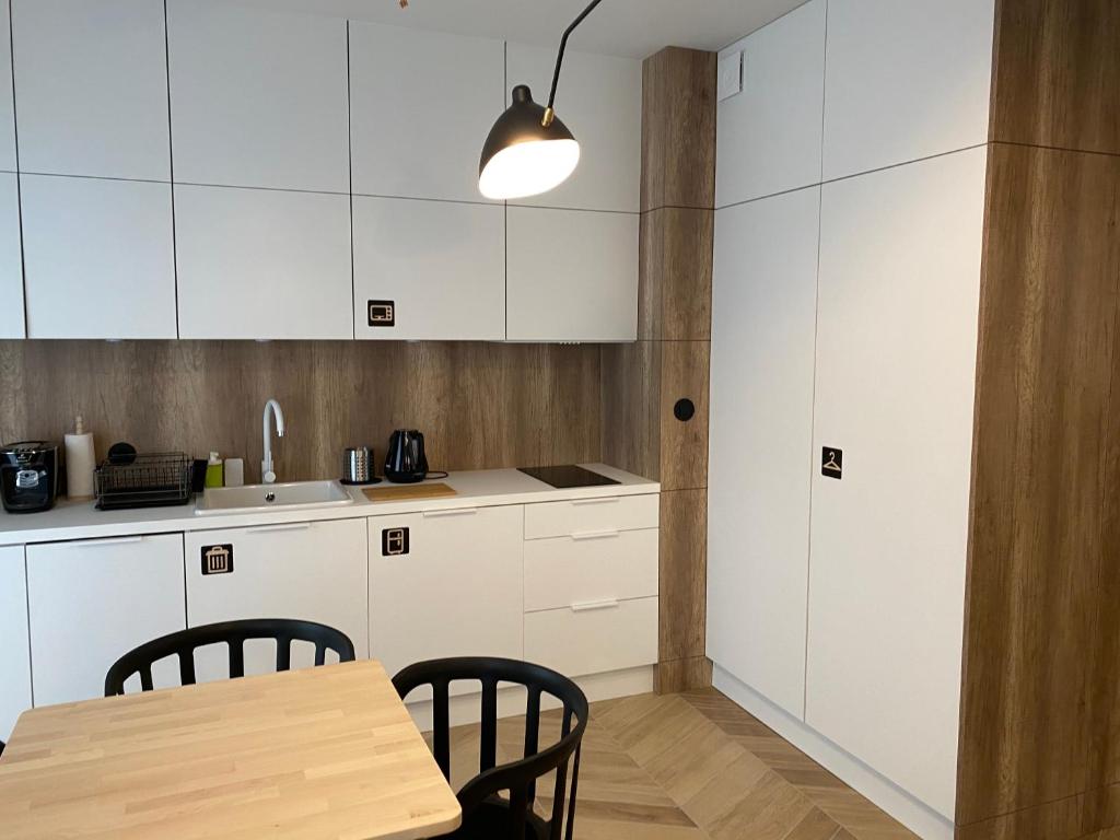 Kuchyňa alebo kuchynka v ubytovaní ONE Apartamenty Gąsiorowskich 4