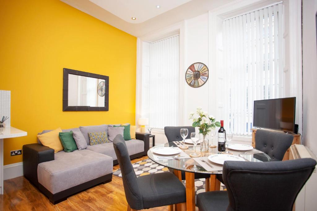 sala de estar con sofá y mesa en Oakstays City Centre Gem, en Newcastle