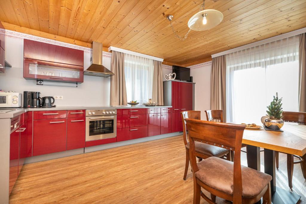 Kuchyňa alebo kuchynka v ubytovaní Herzerl-Chalet Appartements
