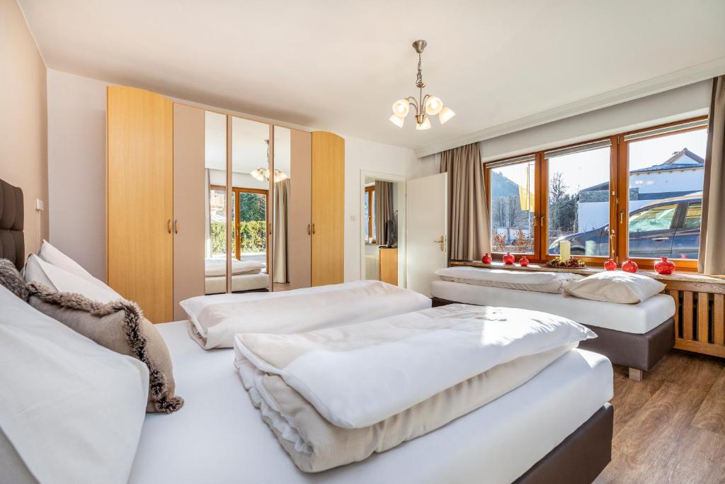Posteľ alebo postele v izbe v ubytovaní Herzerl-Chalet Appartements